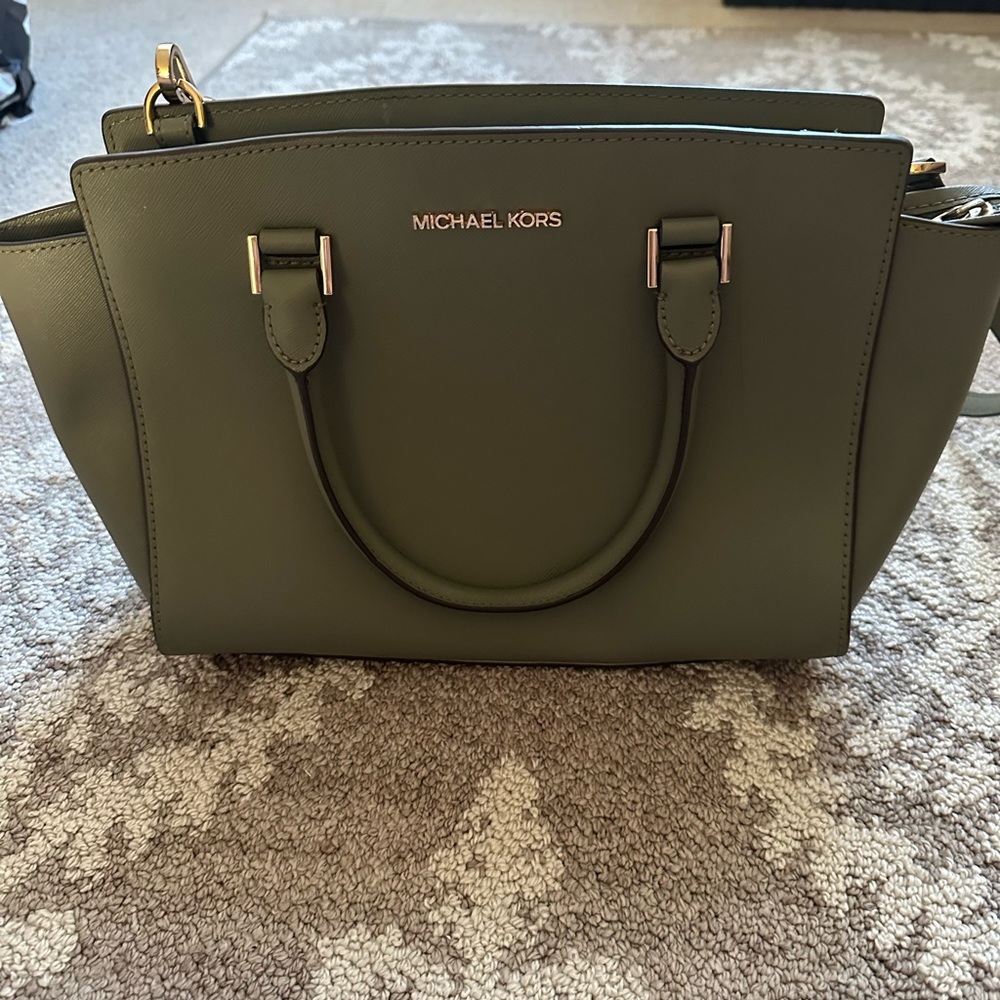 Micheal Kors purse. Like new! Beautiful color and great size